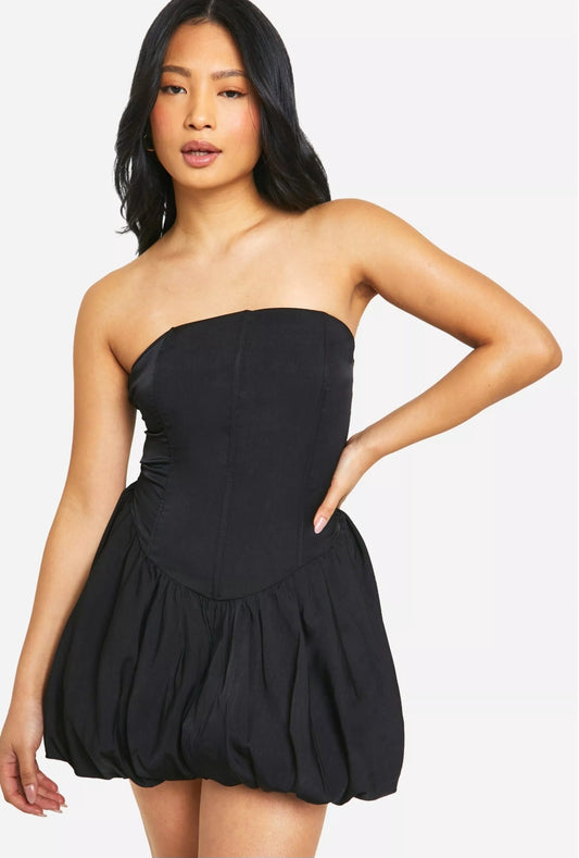 Vestido corto negro abullonado strapless