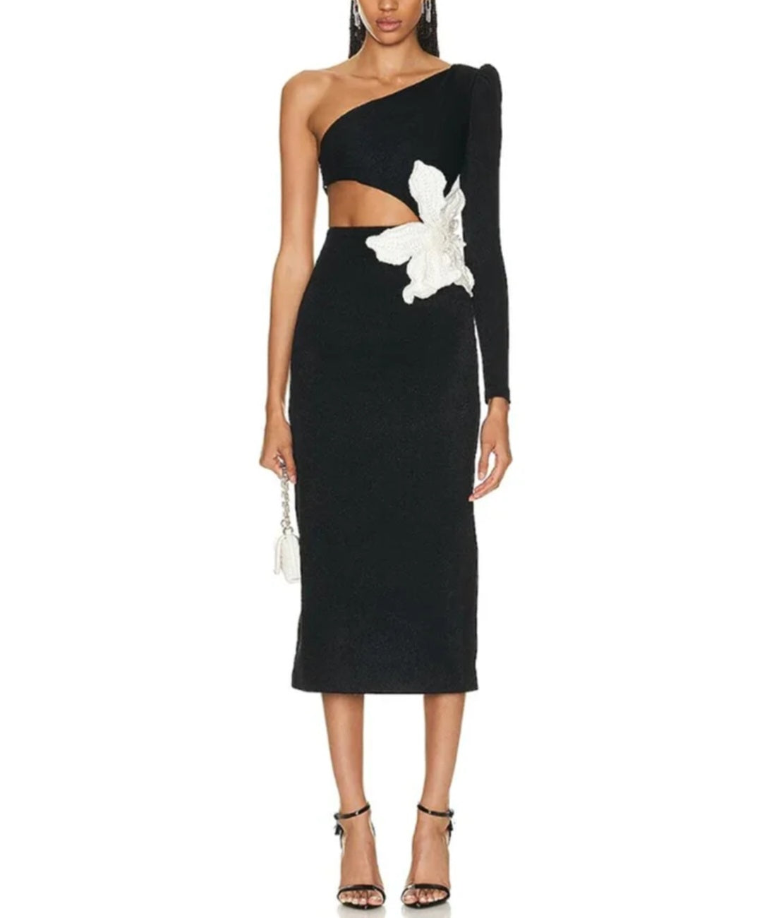 Vestido midi negro bandage flor blanca